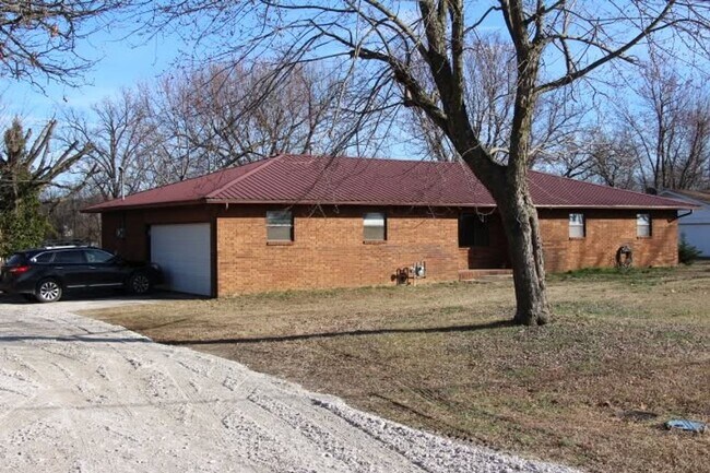 Building Photo - Move-in Ready!  3-Bed, 2-Bath Farmington Home.  Fenced-in backyard + 2x Car Garage
