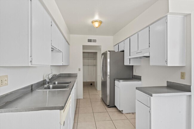 Building Photo - Eastside Spacious home