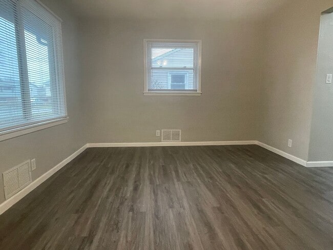 Building Photo - FRESH START ALERT – Springfield Rental!: 3...