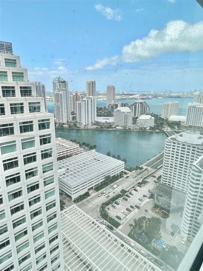 Building Photo - 950 Brickell Bay Dr