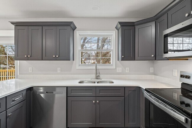 Building Photo - Spacious 3 bedroom 2 1/2 bath home for rent!