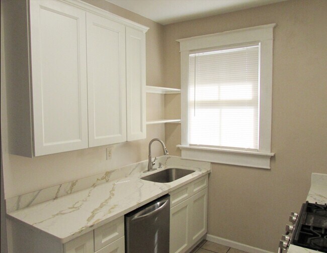 Building Photo - 6321 S Prieur St