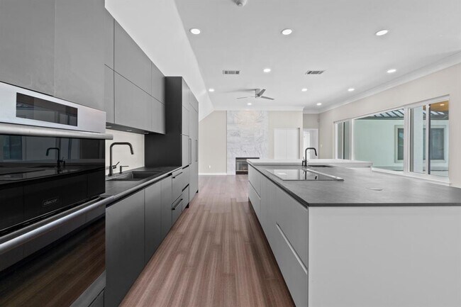 Building Photo - 9309 Bluegrass Dr