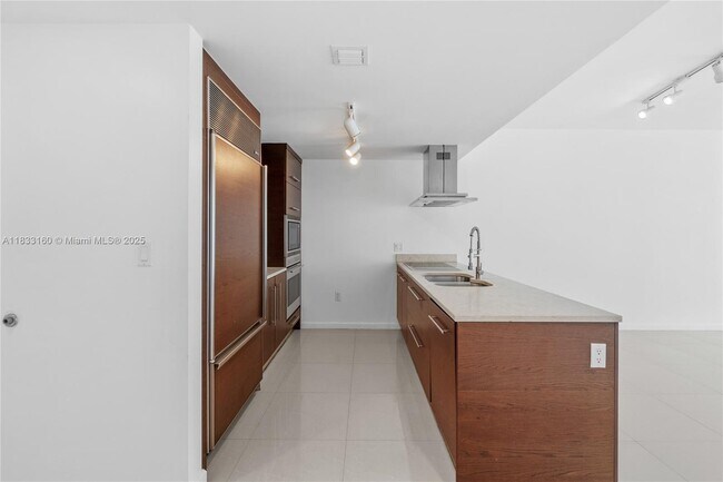 Building Photo - 495 Brickell Ave