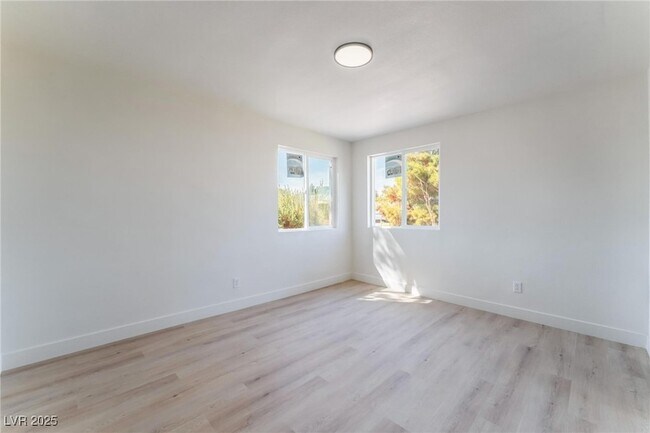 Building Photo - 1637 Sunset Dr