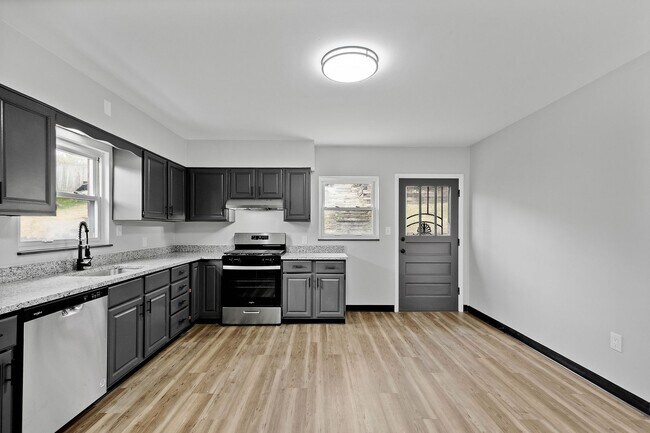 Building Photo - Stunning 3 bed, 2 bath home in East Hills available August 1!