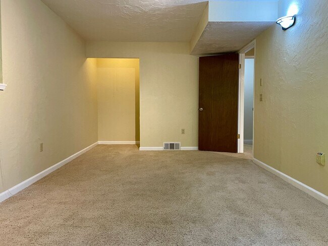 Building Photo - 4 bed, 3 bath split-level home in a private, forested setting (Bayside)