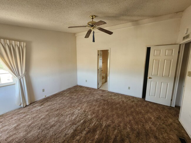 Building Photo - Well-Maintained 3BR/2BA