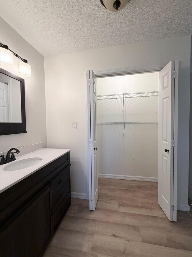 Building Photo - Available Now | Move-In Ready Rental in SE Ocala/Silversprings Shores