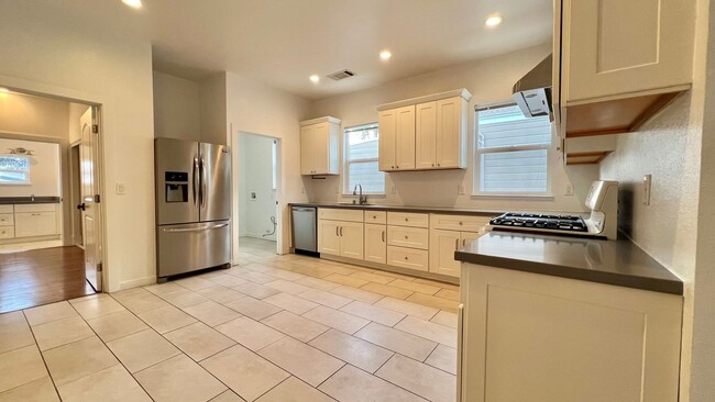 Building Photo - Well-maintained, Charming duplex – 3bd 2ba Upper-Level Unit