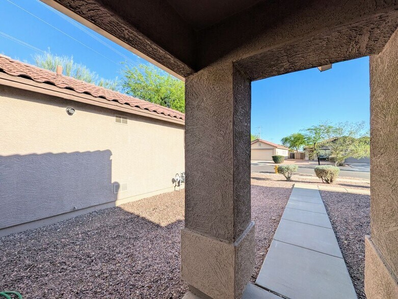 Building Photo - 3008 W Running Deer Trl