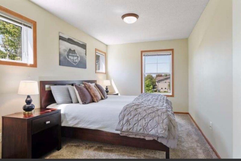 Building Photo - 3239 Oak View Dr