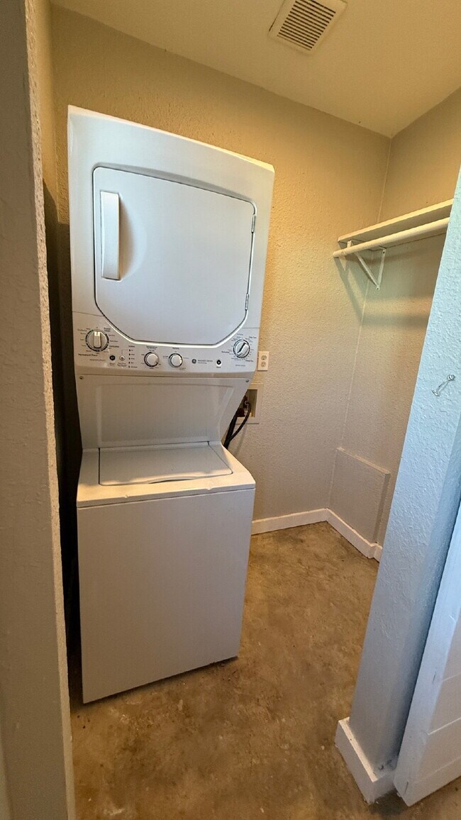 Building Photo - Cozy Studio for Rent — Prime Dignowity Location!