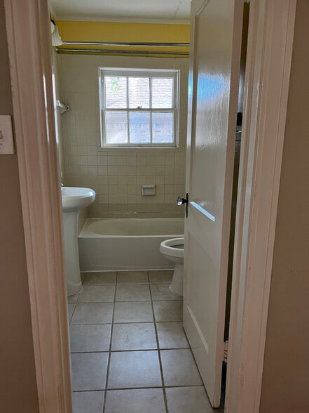 Building Photo - 1403 Godwin St