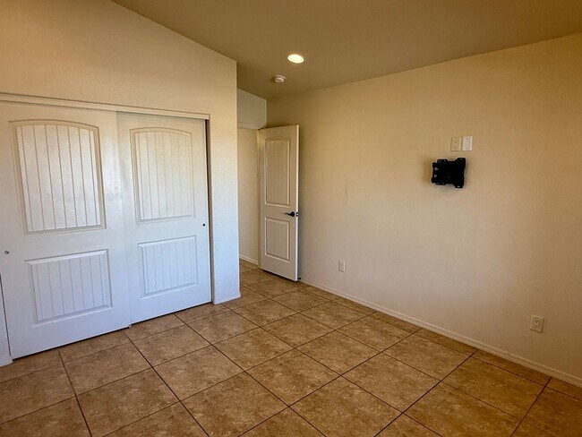 Building Photo - 4 bedroom view home in San Luis, AZ