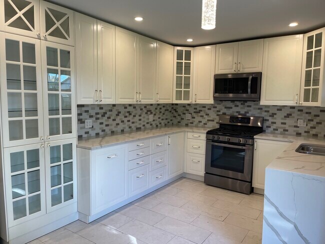 Building Photo - 1925 E Waverly Ln