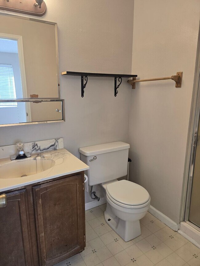 Building Photo - Cute end unit townhome 3-bedroom 2 baths i...