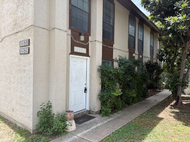 Building Photo - Beautiful two bed/1.5 bath in the heart of Alamo Heights