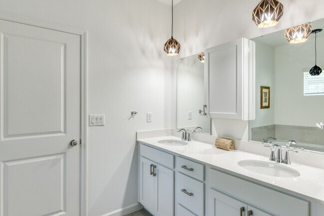 Building Photo - Beautiful 2 Bedroom, 2 Bathroom Home in St. Augustine Lakes