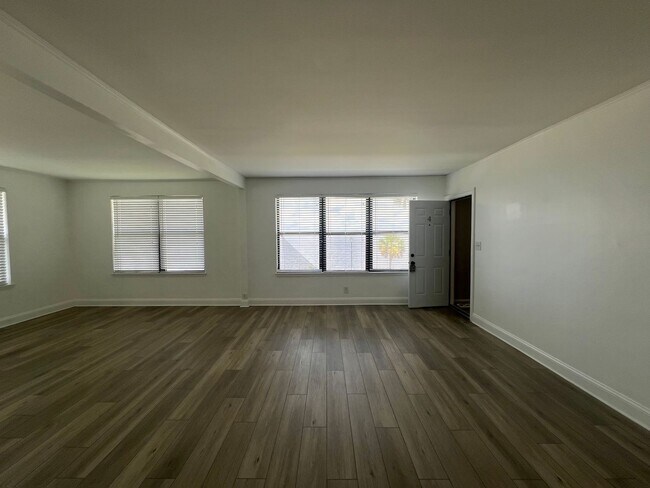 Building Photo - Beautiful renovated 1 bedroom Condo with R...