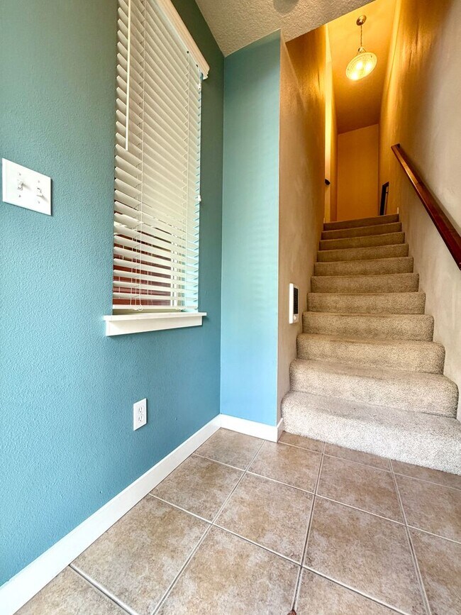 Building Photo - Sophisticated Beaverton Townhome with Mult...