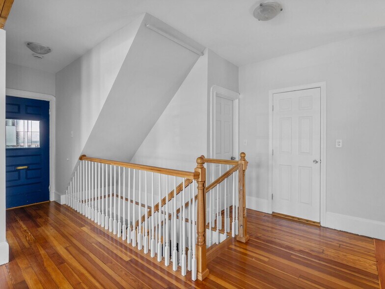 Building Photo - 96 Elm St