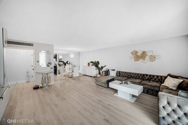 Building Photo - 6033 N Sheridan Rd