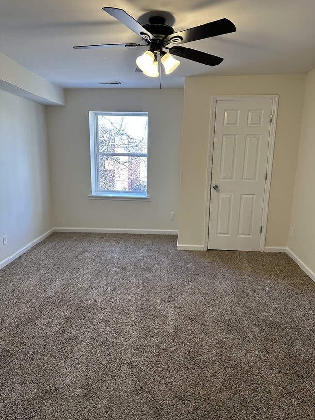 Building Photo - Clean 3Bd 2.5 Bth Town Home Near Soulard &...