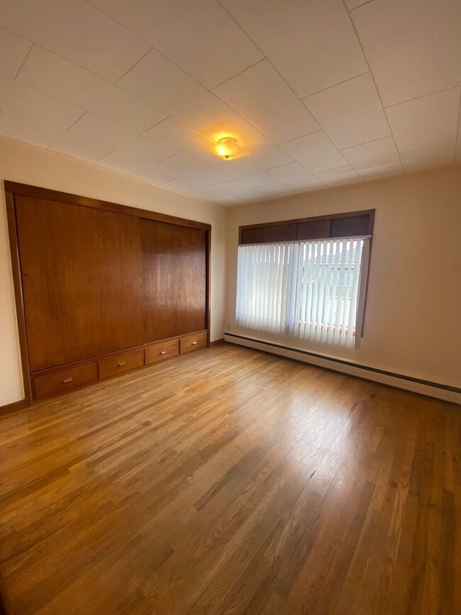 Building Photo - 2 bed 1 bath duplex. Less than 3 miles fro...