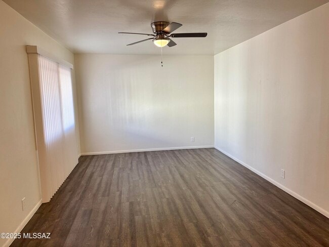 Building Photo - 3323 E Blacklidge Dr