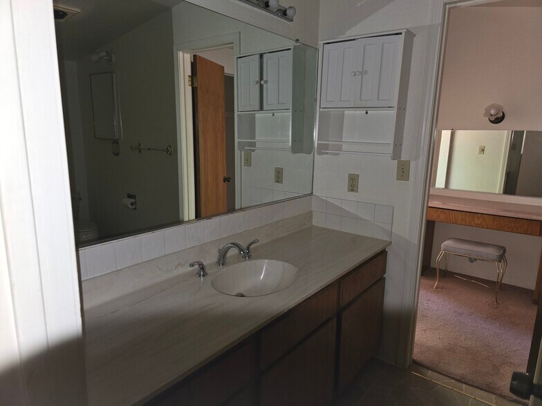 Building Photo - 330 Fairway Oaks Dr