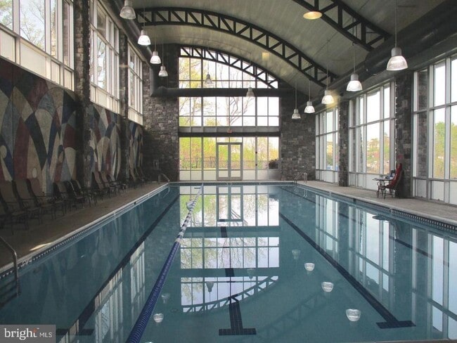 Building Photo - 2456 Eastbourne Dr