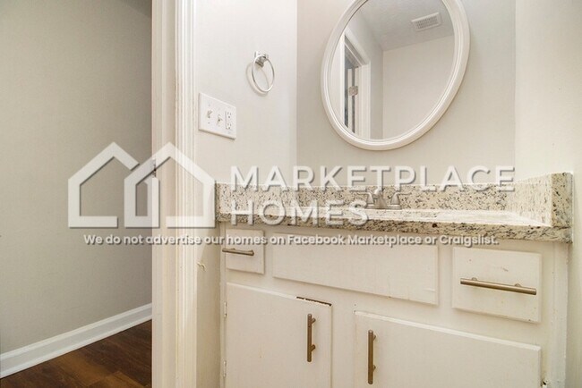 Building Photo - 2033 Charter Ln