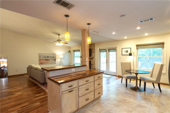 Building Photo - 4802 Summerset Trail