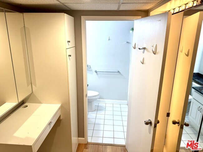 Building Photo - 950 Kings Rd