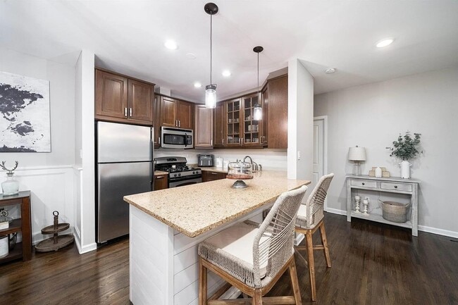 Building Photo - 2121 E 1st St