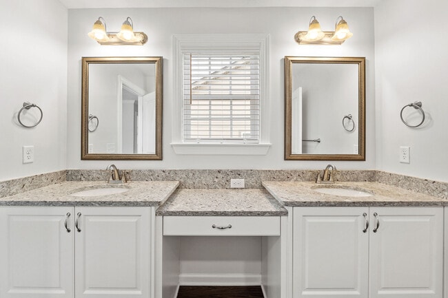 Building Photo - 597 Vinings Dr