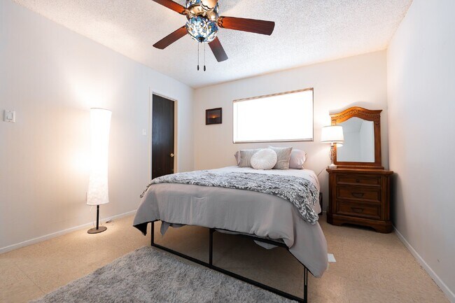 Building Photo - Executive Rental **Stylish & Fully Furnished 2-Bedroom in the Heart of Farmington – Flexible Leas...