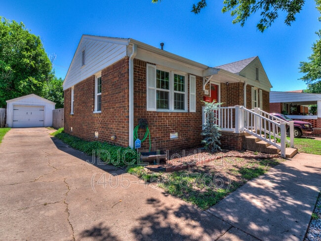 Building Photo - 906 N Lilac Ln