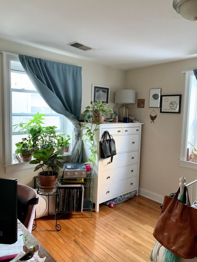 Building Photo - 629 Catharine St