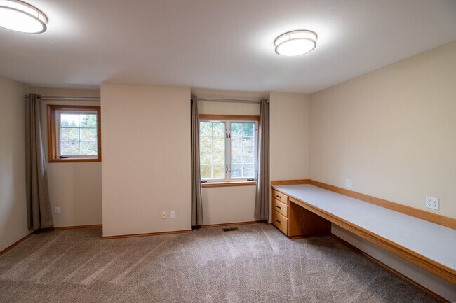 Building Photo - 4bd/2.5ba Redmond Home