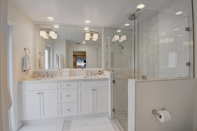 Building Photo - 5075 Marina Cir