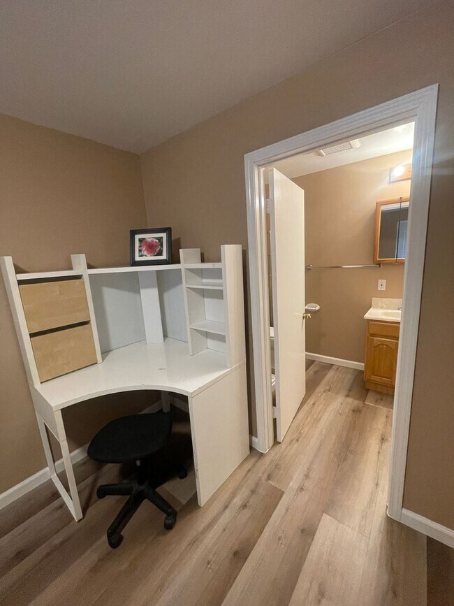 Building Photo - Cozy apartment unit in middle of Sunset re...