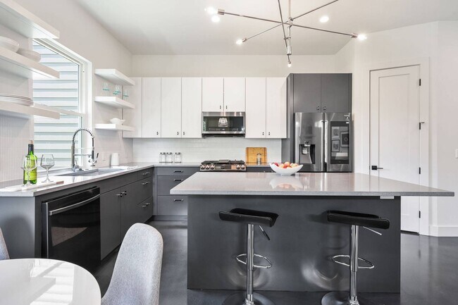 Building Photo - Premium Central Austin New Construction