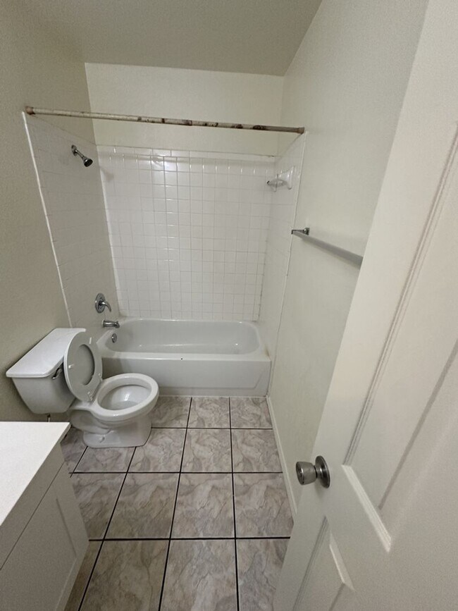 Building Photo - 4 Bed 2 Bath Available Now!