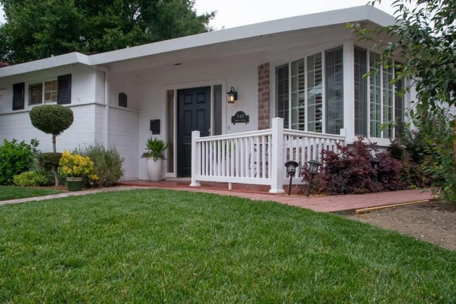 Building Photo - 340 Jarvis Ct