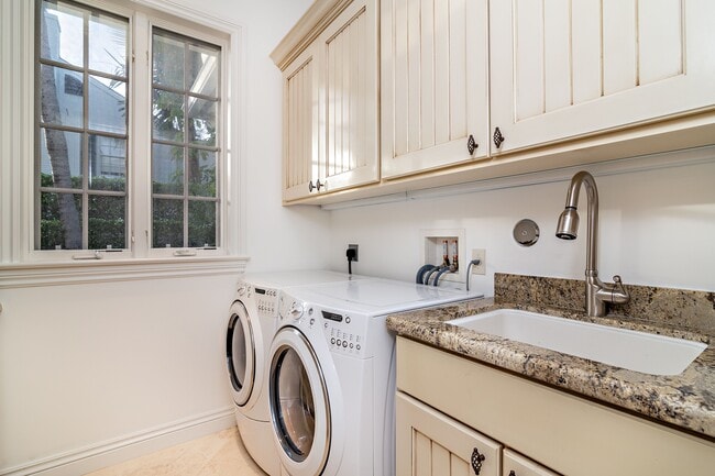 Building Photo - 233 El Pueblo Way