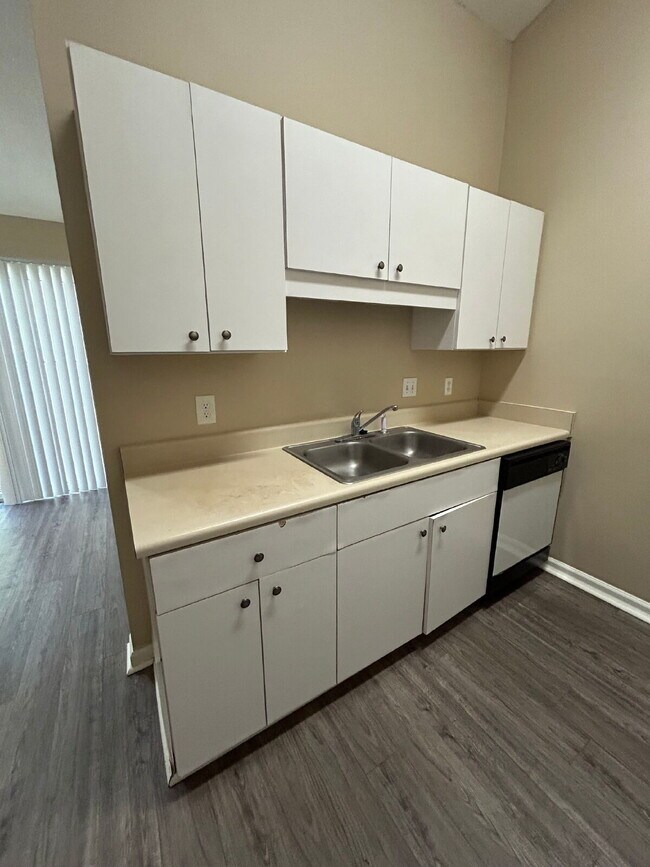 Building Photo - 2 bed/2 bath with new paint and flooring! Pets are welcome! New Back Porch!