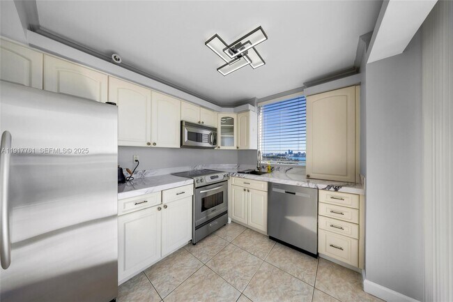 Building Photo - 7601 E Treasure Dr