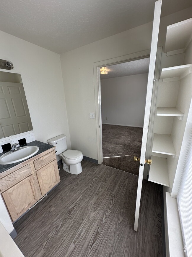 Building Photo - Upper Level 2 Bedroom 1 Bath Apartment